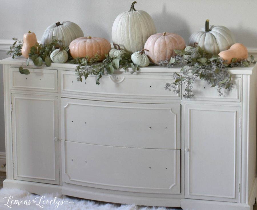 Fall decorating ideas. More on the blog ww.lemonstolovelys.com