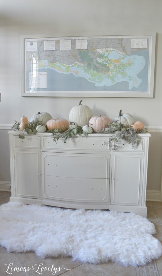 Fall decorating ideas. More on the blog ww.lemonstolovelys.com