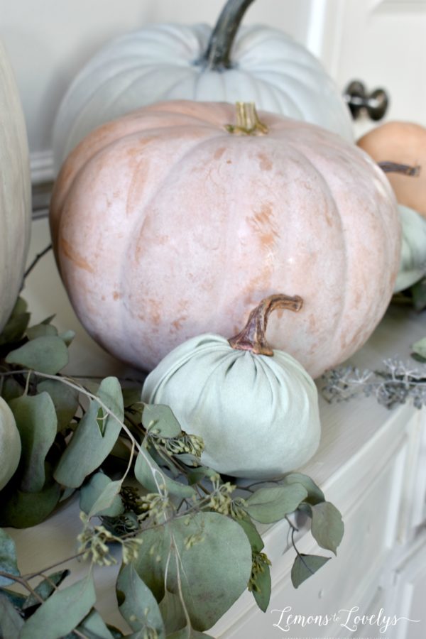 Fall decorating ideas. More on the blog ww.lemonstolovelys.com